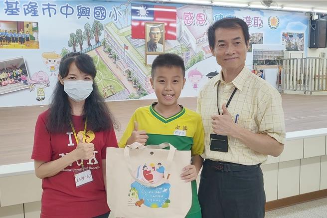 高雄大学「双语数位学伴」计画团队日前至基隆市中兴国小举办学习营活动，高雄大学人文社会科学院长赖怡秀（左）感谢中兴国小的支持。（高雄大学提供／林瑞益高雄传真）