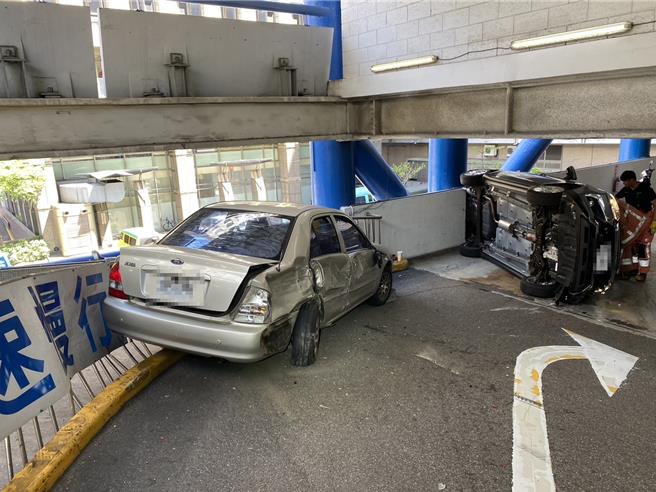 新竹市巨城購物中心停車塔4日下午1點多發生轎車失控翻覆意外，1名男性駕駛灰色車輛在3樓車道往下時，不明原因煞車失控下滑後翻覆。（翻攝照片／王惠慧新竹傳真）