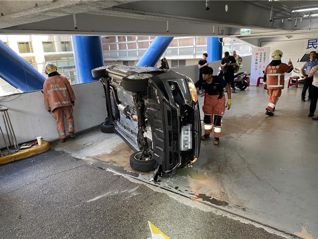新竹市巨城購物中心停車塔4日下午1點多發生轎車失控翻覆意外，1名男性駕駛灰色車輛在3樓車道往下時，不明原因煞車失控下滑後翻覆。（翻攝照片／王惠慧新竹傳真）