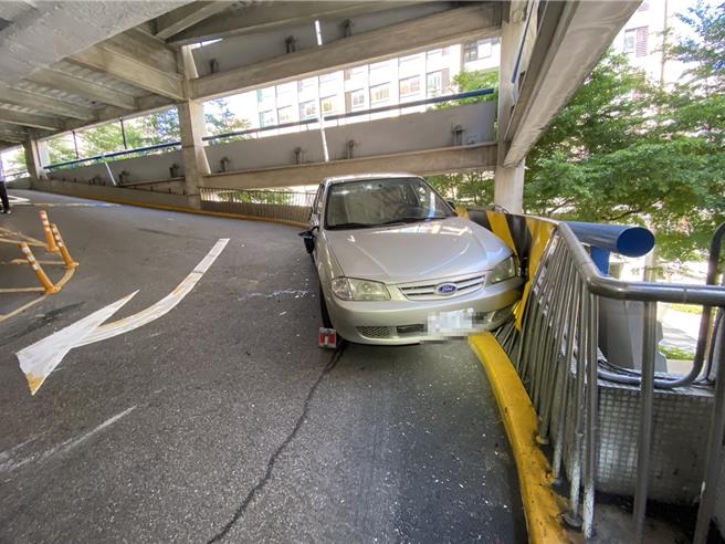 新竹市巨城購物中心停車塔4日下午1點多發生轎車失控翻覆意外，1名男性駕駛灰色車輛在3樓車道往下時，不明原因煞車失控下滑後翻覆。（翻攝照片／王惠慧新竹傳真）