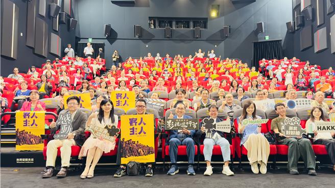 花费5年时间拍摄，诉说客家族群3百年歷史的纪录片《客人主人》今日于新庄国家影视听中心举行特映会，新北市长侯友宜说，不管客人、主人，我们都是一家人。（吕健豪摄）
