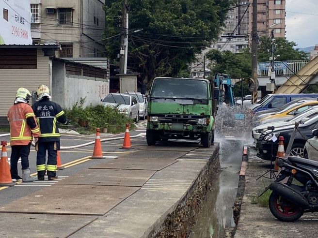 消防隊在現場灑水稀釋瓦斯濃度，並持續在現場警戒。（翻攝畫面）