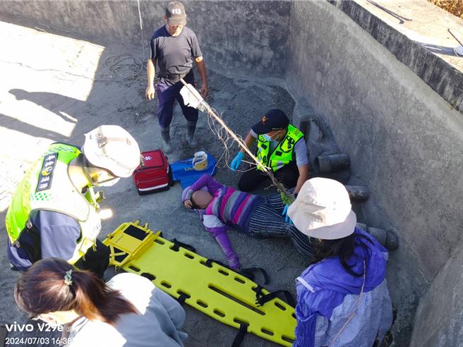 屏東縣新園鄉3日下午4時還處於35度高溫，體感溫度更高達39度，導致一名7旬黃婦熱暈踩空跌落乾涸魚塭，幸屏東消防局新園消防分隊及時趕赴救援。（屏東消防局提供／謝佳潾屏東傳真）