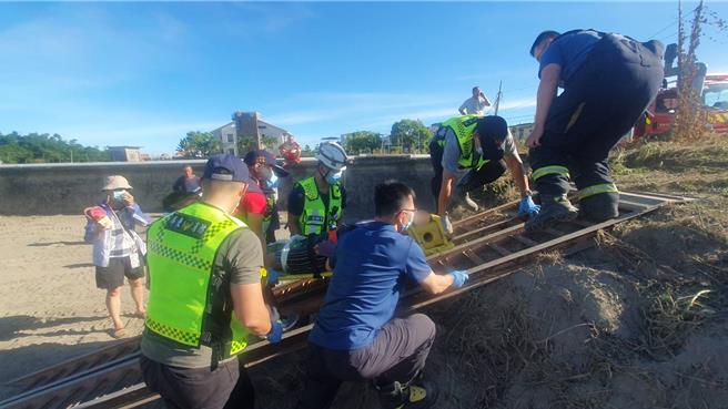 屏東縣新園鄉3日下午4時還處於35度高溫，體感溫度更高達39度，導致一名7旬黃婦熱暈踩空跌落乾涸魚塭，幸屏東消防局新園消防分隊及時趕赴救援。（屏東消防局提供／謝佳潾屏東傳真）