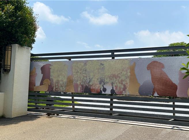 前雲林縣長張榮味虎尾鎮住家大門4日上午，遭人用紅漆噴上「XX味」，警方獲報調閱監視器鎖定一男子，隨後將其逮捕到案，進一步釐清動機。（張朝欣攝）