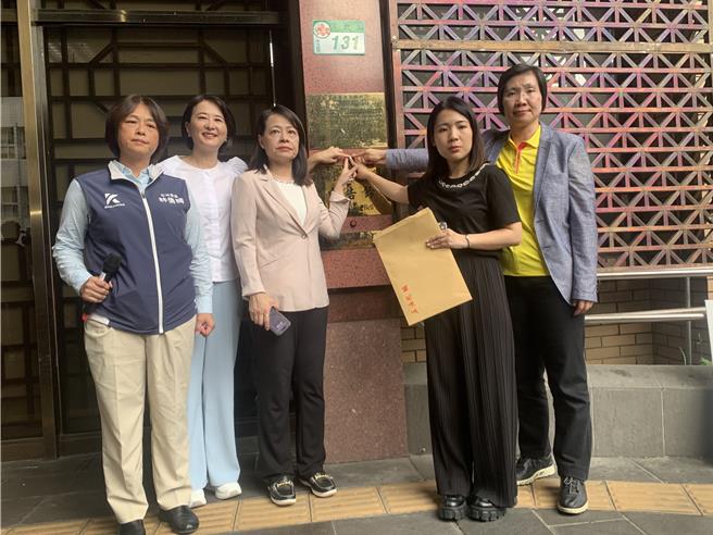 国民党立委告发民进党立委涉犯强制等罪。（图赖佩璇摄）