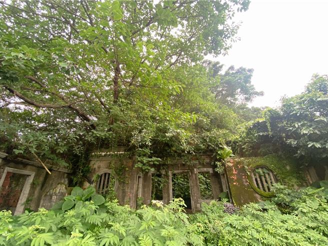 基隆市许梓桑古厝早在2004年便公告为基隆市歷史建筑，但因为地处迎风面，风化、倾頽的问题十分严重。（张志康摄）