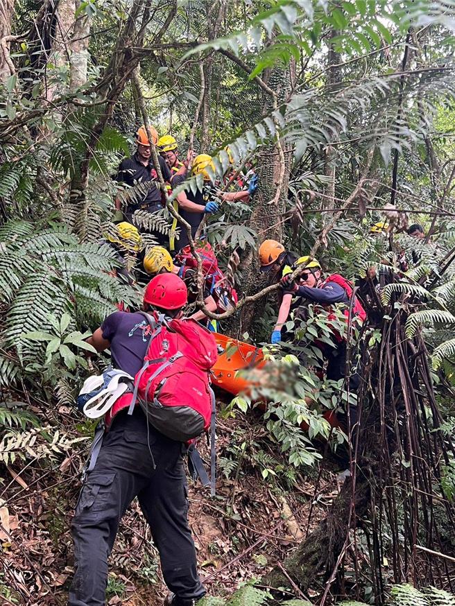 警消前往搜索，於北宜公路30.5公里山坡樹叢中發現患者外科OHCA。（消防局提供）
