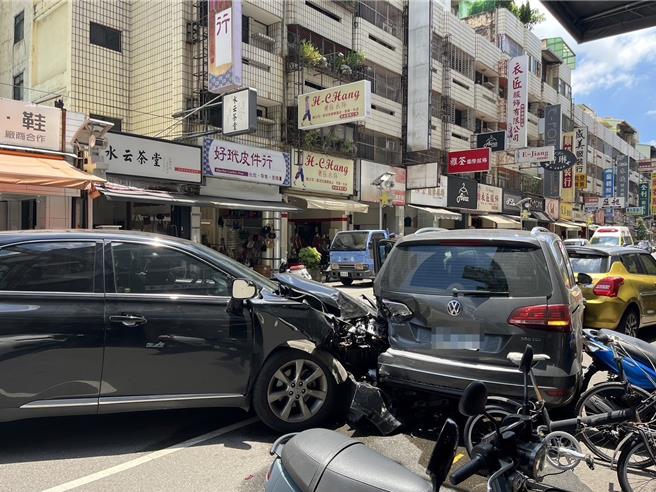 台中市44歲駱姓男子4日中午駕車併排臨停於北區天津路二段上，不料55歲廖姓女子開車經過時發生碰撞，更造成駱男車輛又向前撞上路停的轎車與機車，釀多車受損，廖、駱兩人手腳擦挫傷。（民眾提供／潘虹恩台中傳真）