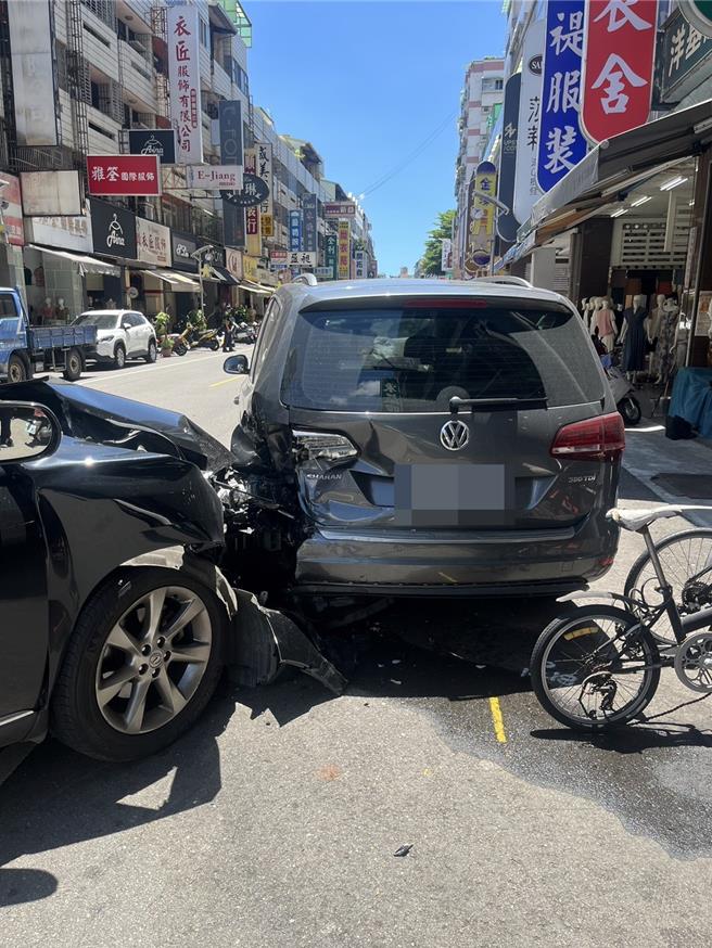 台中市44歲駱姓男子4日中午駕車併排臨停於北區天津路二段上，不料55歲廖姓女子開車經過時發生碰撞，更造成駱男車輛又向前撞上路停的轎車與機車，釀多車受損，廖、駱兩人手腳擦挫傷。（民眾提供／潘虹恩台中傳真）