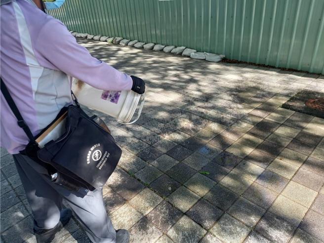 台南市卫生局6月在热区查获4890个积水容器，呼吁民眾务必落实巡倒清刷。（台南市卫生局提供／曹婷婷台南传真）