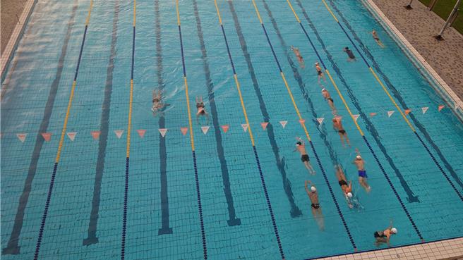 內湖區大湖公園的附設游泳池，近日傳出遭人傾倒汽油，體育局回應，疑似因假日使用人潮眾多，民眾塗抹防曬乳液，導致水池面漂浮油漬。（擷取台北市大湖公園游泳池臉書／劉瑋晴台北傳真）