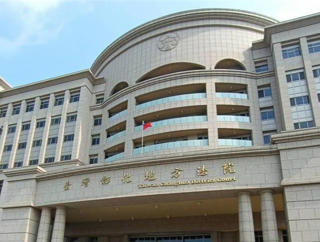 彰化1位剛年滿20歲王男，以10萬元買了1枝手槍及1顆子彈，在與友人到酒吧喝酒時，拿出炫耀，卻在把玩時不慎走火，子彈誤射女性友人左腳膝蓋內，彰化地院審結，依犯未經許可持有非制式手槍罪，處有期徒刑2年6月，扣案之非制式手槍沒收。（葉靜美攝）