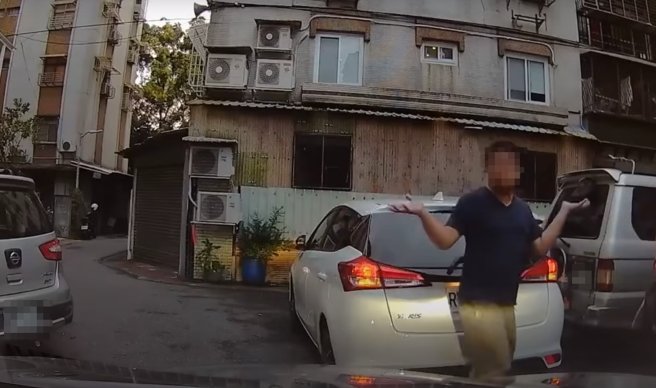 有駕駛要路過巷內道路時遭擋住去路，而擋道的車主則表示「車租來的沒差」。（圖／翻攝自WoWtchout - 地圖型行車影像分享平台）