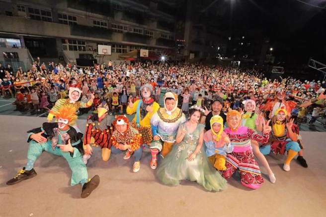 2024新北市新庄儿童艺术季暨星光电影院13日于新庄体育园区阳光草坪登场。图为2020年「新象剧团」演出照片。（本报资料照／新庄区公所提供）