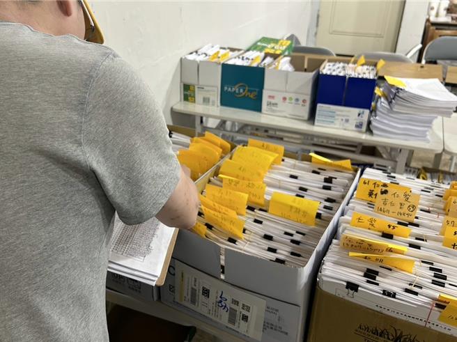 基隆公民团体目前正在进行连署书的造册、装箱等作业，预计将于7月5日下午将连署书送往基隆市选委会。（公民团体「山海公民拆梁行动」提供／张志康基隆传真）