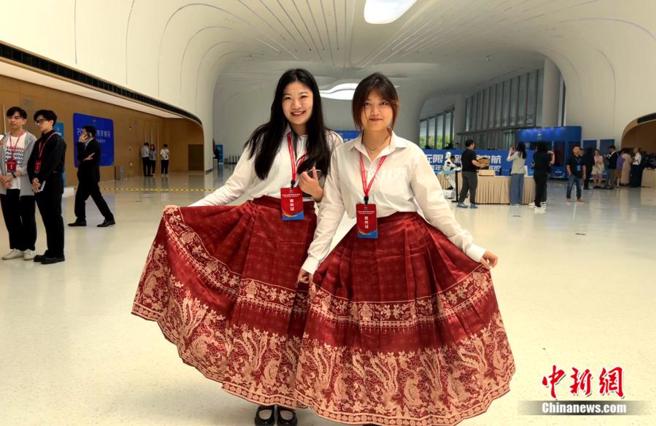 「真的超爱汉服！我们选择穿着马面裙，就是要在峰会现场当一回『显眼包』！」（中新网）