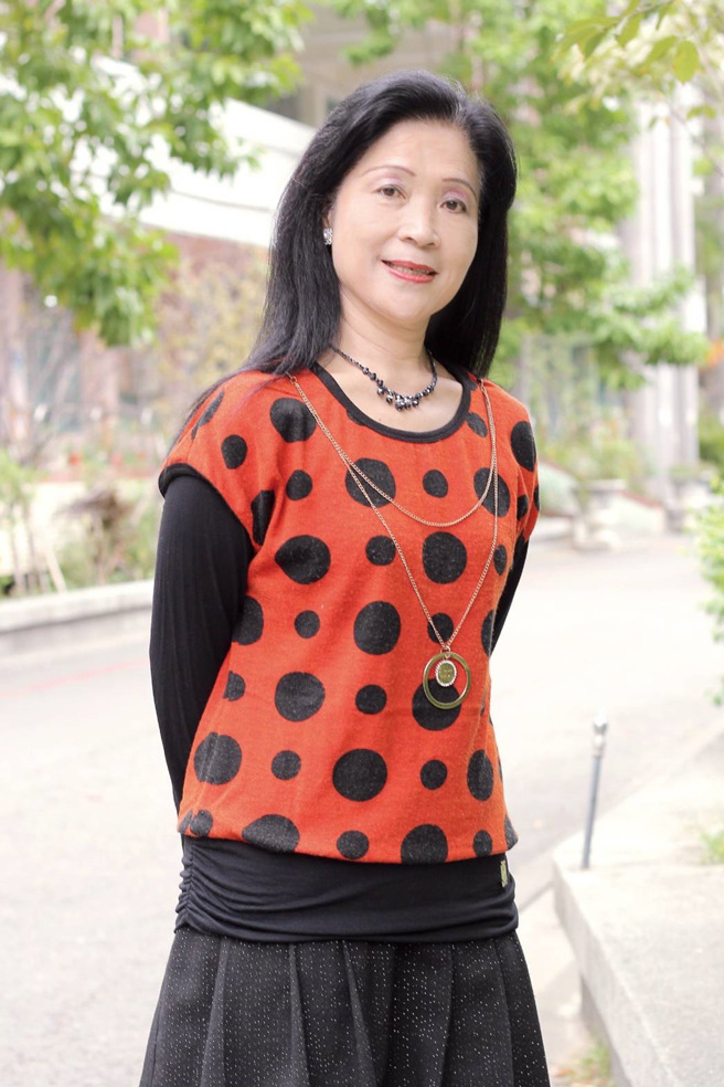 黄美鸿校长五十年的教育奉献，并担任教育志工，长期捐献资助家境贫苦和隔代教养的孩子，深受师生的尊敬与爱戴。(照片/教育部提供)