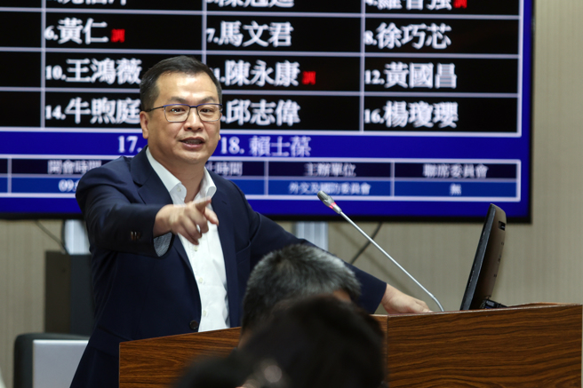 立法院外交及國防委員會4日原定邀請國安相關部會備詢「中共滲透」議題，但撞上內政委員會排審《選罷法》修法，王定宇竟直接宣布休會至下午。國民黨立委羅智強（見圖）站上質詢台，自己打開麥克風痛批，「主席落跑了！」王定宇跑去樓下內政委員會，而司法委員會也停擺，直呼綠營召委王定宇、鍾佳濱是「立法院閃彈雙俠」。（鄧博仁攝）