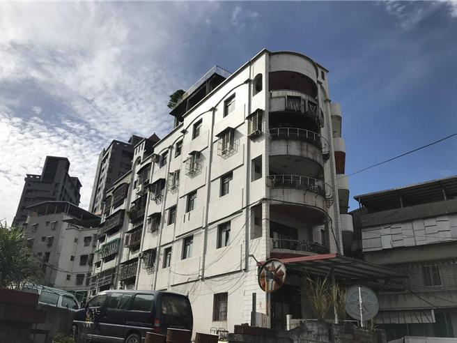 泰山海砂屋经拆除重建，今日上梁，预计明年可完工入住。（新北市城乡局提供）