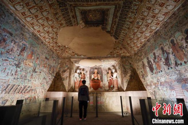 2021年9月，「敦行故远：故宫敦煌特展」在故宫博物院展出。图为敦煌莫高窟220窟复制洞窟。（中新网）