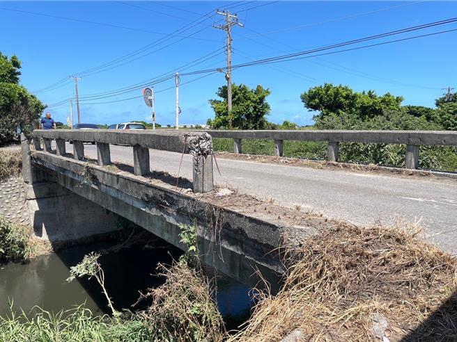 彰化縣芳苑鄉文津3橋現況，鋼筋裸露需進行維修。（芳苑鄉公所提供／葉靜美彰化傳真）