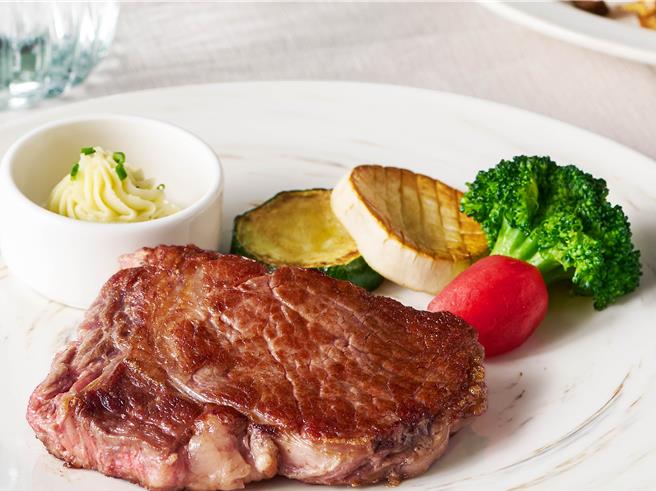 朵颐6月才改版全新菜单，大啖牛排、龙虾千元有找，未料现在却传出8月底将熄灯。（飨宾集团提供／朱世凯台北传真）