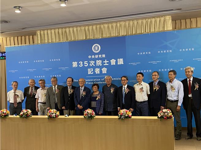 中研院選出28位新科院士及2位名譽院士，在國內的新科院士一起合影。（林志成攝）