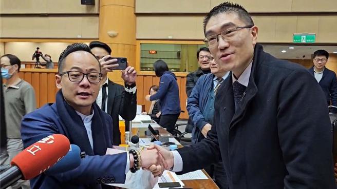 基隆市长谢国梁(右)与议长童子玮(左)3月7日曾握手言和，没想到近日罢免连署风波再起。（资料照／张志康摄）