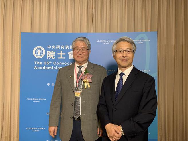 中研院经济所特聘研究员彭信坤（左）当选人文及社会科学组院士，中研院长廖俊智亲自道贺。图／陈碧芬