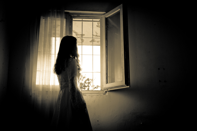 男網友在網上開條件，徵求南部的凶宅，還表明「限35歲以下的女鬼」，讓其他網友都看傻眼。（示意圖：shutterstock／達志）