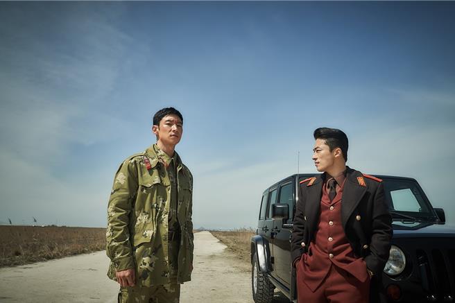 李帝勋（左）开心邀请具教焕一起拍摄《绝地逃生》。（车库娱乐提供）