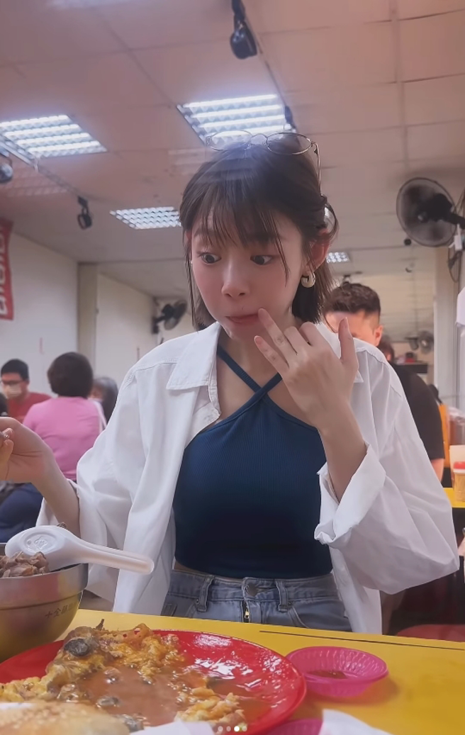 林明禎夜市吃蚵仔煎，零偶包模樣融化全網。（圖／翻攝自林明禎IG）