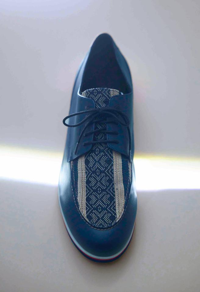 周裕颖邀请原民国宝严玉英工艺师织作的香蕉丝织片作为鞋面使用。（JUST IN XX提供）