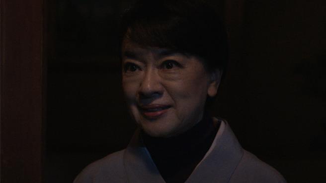 西岛秀俊（右）和拉西达琼丝在《桑妮 ： AI 管家》中饰演夫妇。（Apple TV＋提供）