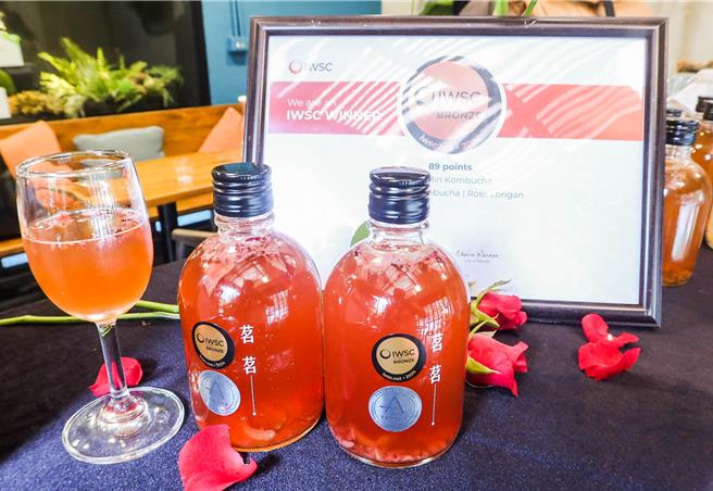 茗茗茶香槟2024获得IWSC铜牌的养气玫瑰。（粘耿豪摄）