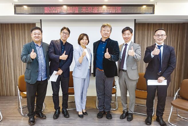 柜买中心上柜审查部副理郭玉贞（左三）、资策会数位转型研究院博士李震华（左二）、博士旺创新公司总经理黄启诚（左一）、政治大学数位金融创新实验室执行长谢明华（右三）、资诚企业管理顾问公司董事陈念平（右二）、资策会博士黄仕杰（右一）于台北办「数位净零论坛 未来产业新路径」会场合影留念。图／柜买中心提供