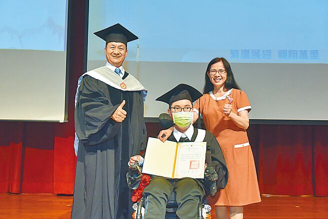 陳天惠校長（左）頒發特殊勤學獎獎狀給李同學（中），表彰他克服身體上的不便、勤奮向學努力不懈的精神。圖／台鋼科大提供