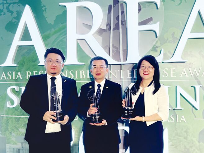 中鼎集团荣获「亚洲企业社会责任奖」三大奖，执行长李铭贤（中）、永续长何丽嫺（右）、中鼎越南公司总经理黄昊辰（左）合影。图／中鼎集团提供