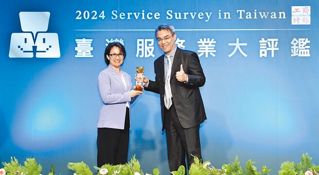 「2024臺湾服务业大评鑑」颁奖，副总统萧美琴（左）担任颁奖嘉宾，iRent和云行动服务总经理罗弘伟代表受奖。图／顏谦隆