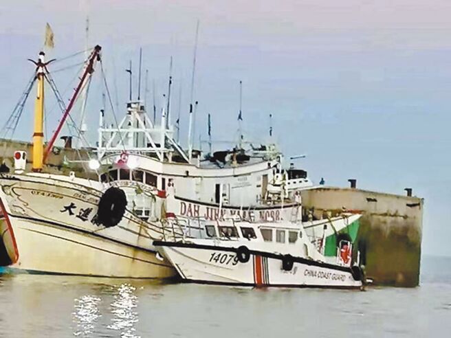 澎湖籍渔船「大进满88号」被连人带船押至福建泉州围头港，透过照片可清楚看到「大」船（左）右边还有一艘编号「14079」的陆方海警船贴紧「看管」。（文：于家麒 图：民眾提供）