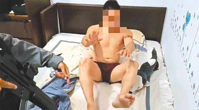 前亞運拳擊國手鍾俊安竟淪為詐騙集團「監控手」，日前他在睡夢中狼狽遭逮。（新北市警永和分局提供／高鈞麟新北傳真）