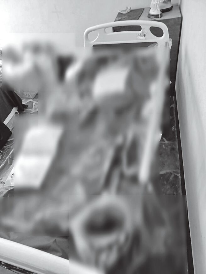 高雄一名95歲退休警去年底病逝醫院，同住的二女兒將遺體接回家中後就沒進一步辦理後事，直到大女兒起疑，才發現老父親已在家中成白骨。（民眾提供／任義宇高雄傳真）