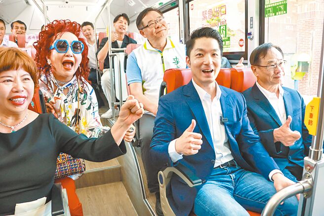 台北市長蔣萬安（右二）3日宣布往返內湖科技園區、南港軟體園區的「雙園巴士」通車。（羅永銘攝）