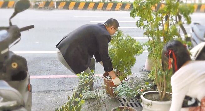 基隆市7月起执行「盆栽整洁专案」，透过路巡清理骑楼或马路边旁杂物及盆栽，市长谢国梁拍摄影片宣导，吁民眾用「绿脚丫」行人友善贴纸代替盆栽。（基隆市环保局提供／徐佑升基隆传真）