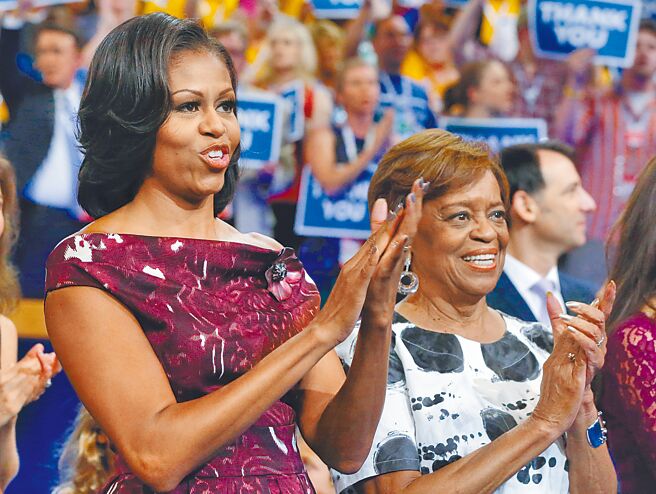 前第一夫人蜜雪儿．欧巴马（左）之前参加在北卡罗莱纳州夏洛特举行的民主党全国代表大会。（美联社）