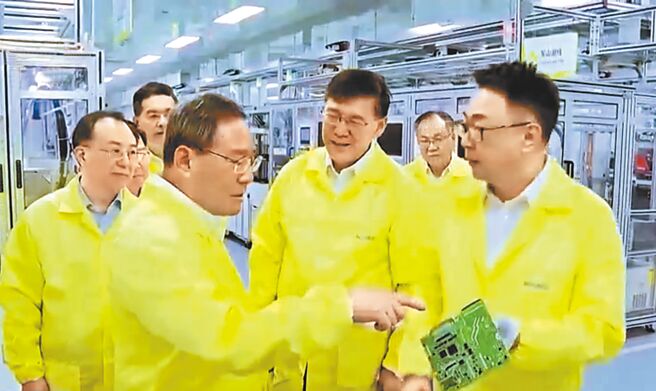 大陆总理李强（前左）2至3日在江苏苏州调研。他强调要加快推动制造业数位化转型，大力推动「人工智慧+」制造业。（摘自大陆央视）