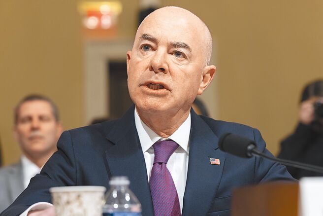 美國國土安全部2日表示，上周末包機遣返非法入境美國的116名中國。圖為美國國土安全部長馬約卡斯。（新華社）