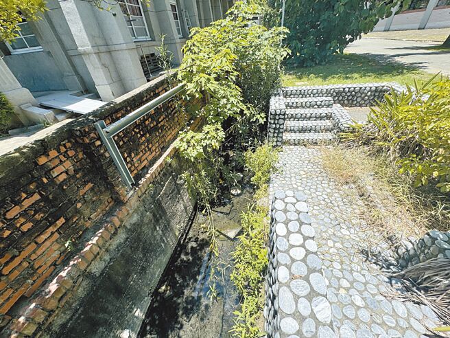 福安坑溪露明段就在台南市中西区建兴国中校园内与台南浸信会之间，都发局争取「府城古河道重现计画」3800万元，明年动工，将是古河道重现第1个示范点。（曹婷婷摄）