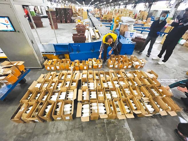 雲林地檢署3月間在物流公司的嘉義營業所查扣自大陸非法進口的禽流感動物禁藥。（雲林地檢署提供／周麗蘭雲林傳真）